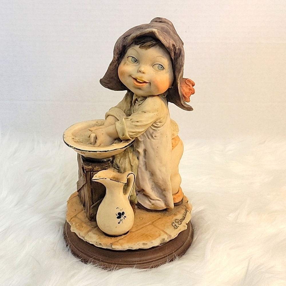 VINTAGE GIUSEPPE ARMANI Gulliver's World‎ Girl Washing Hands Figurine Italy Made